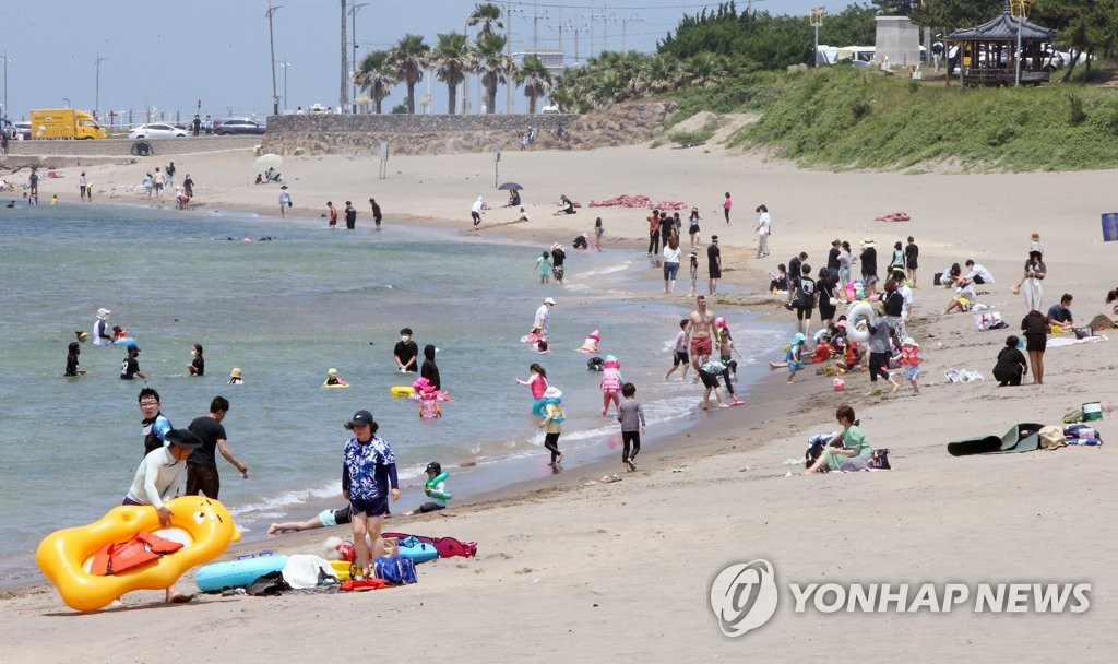 해수욕장 본격 개장…"혼잡도 신호등·사전예약제 잊지 마세요"