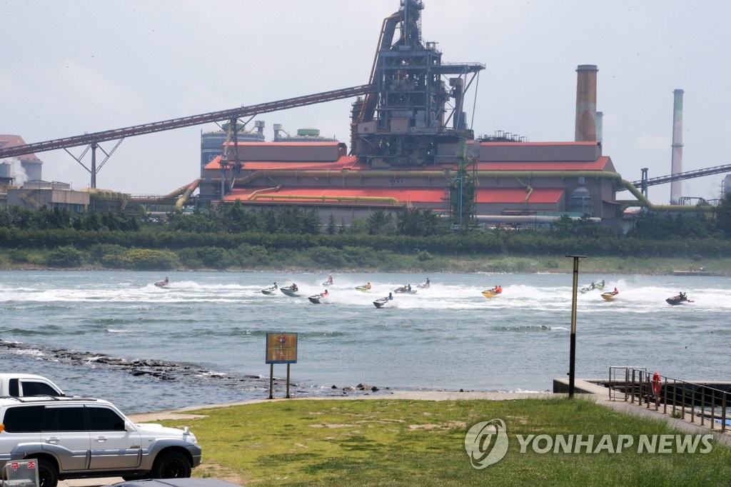 포항 앞바다에 나타난 수상오토바이 130여대에 깜짝