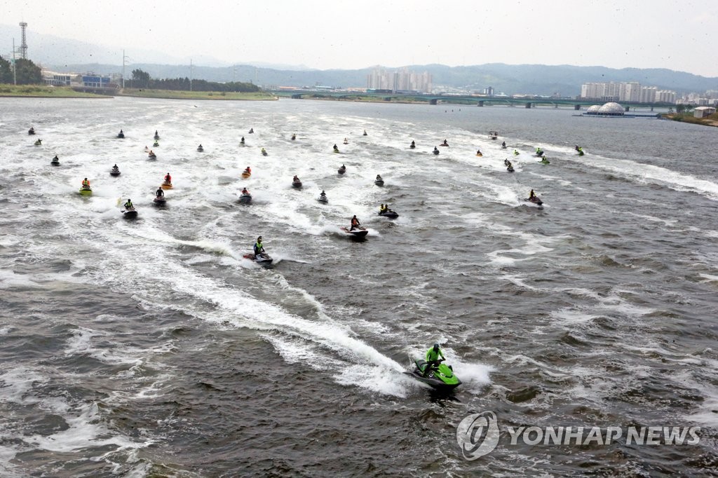 포항 앞바다에 나타난 수상오토바이 130여대에 깜짝