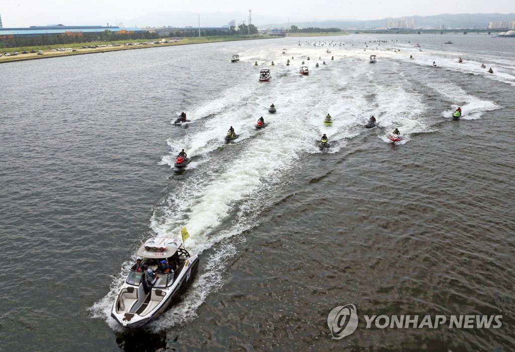 포항 앞바다에 나타난 수상오토바이 130여대에 깜짝