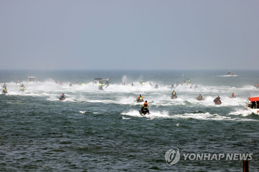 포항 앞바다에 나타난 수상오토바이 130여대에 깜짝