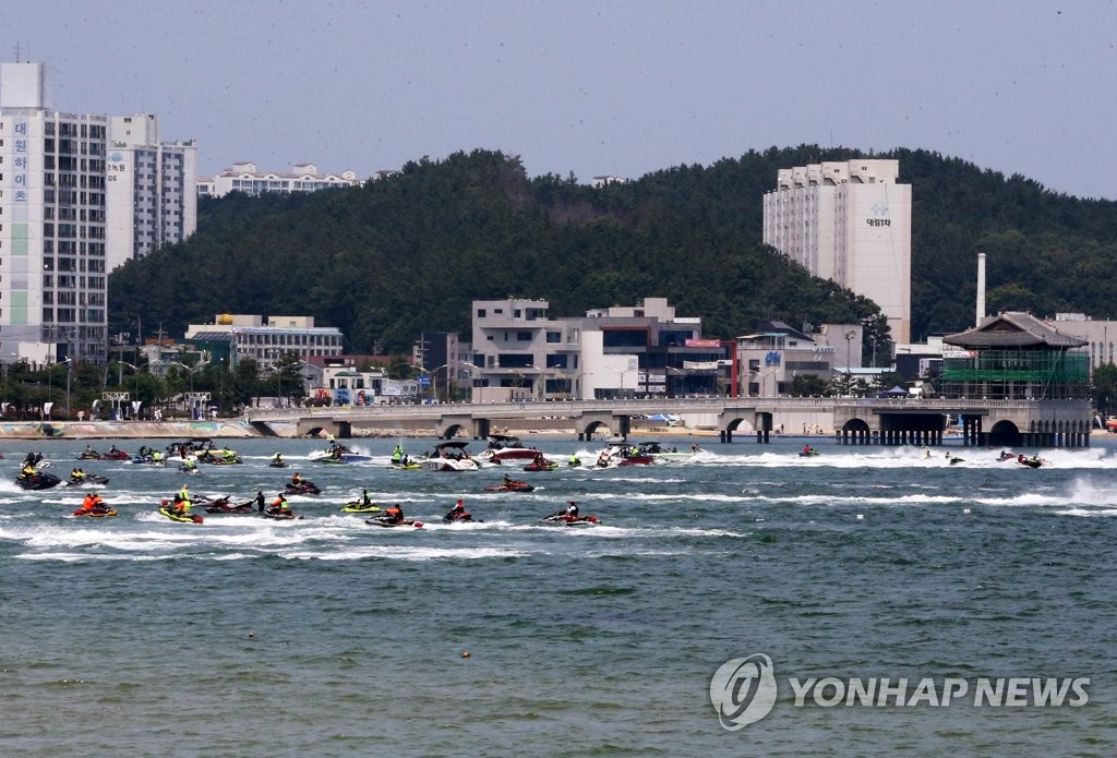 포항 앞바다에 나타난 수상오토바이 130여대에 깜짝