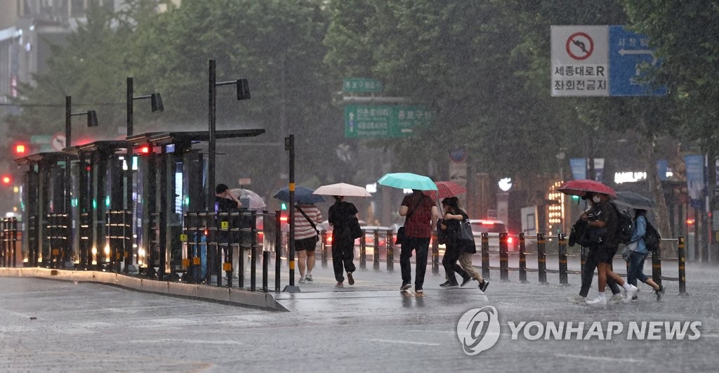 퍼붓더니 쨍 '오락가락' 소나기…"작은 우산 늘 챙기세요"