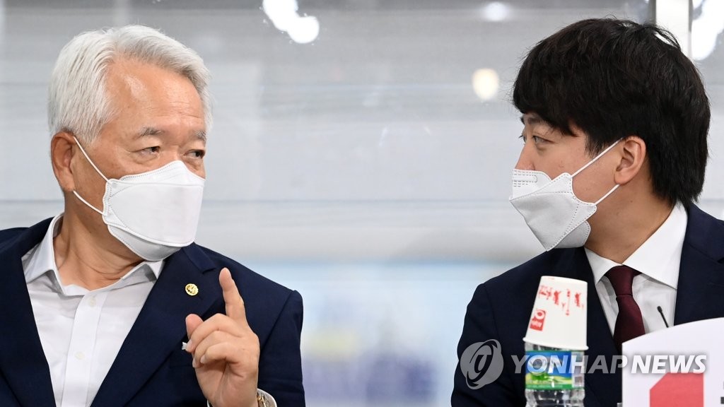 이준석 만난 野 원로들 "尹 깎으면 자멸" "경거망동 안 돼"