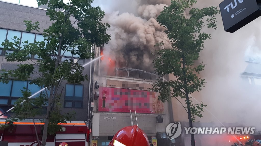 울산 상가 건물서 불…소방관 4명 등 6명 부상(종합)