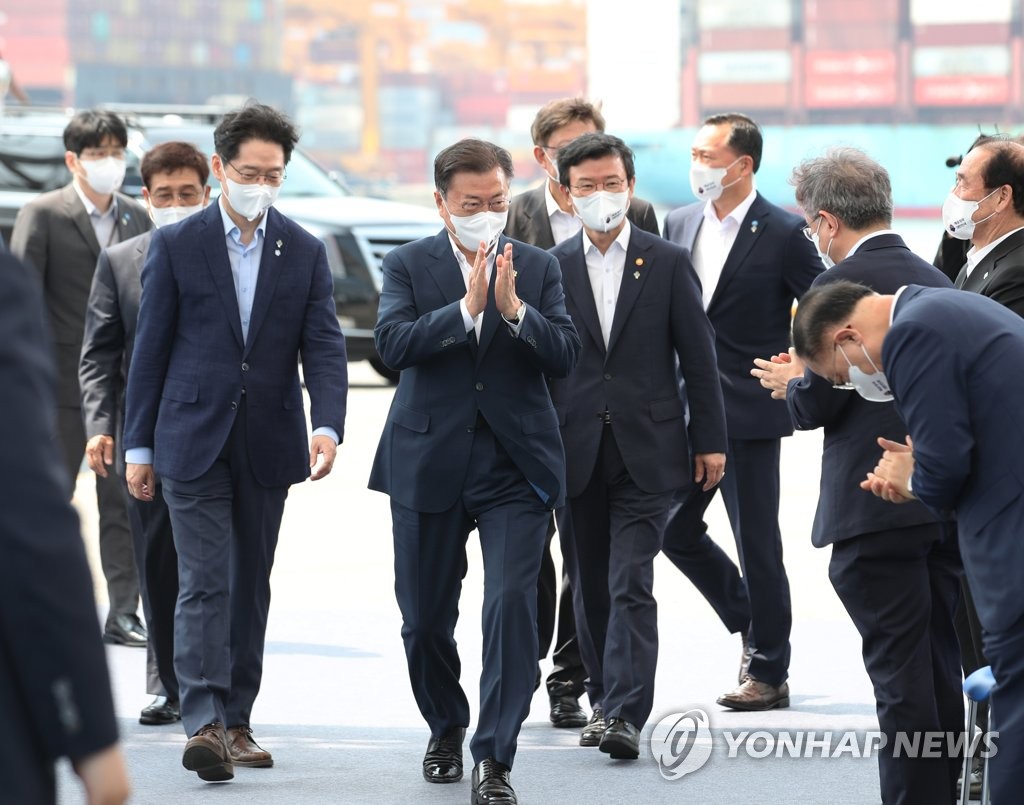 문대통령 "해운업 화려한 부활…세계 해운산업 리더국가 도약"