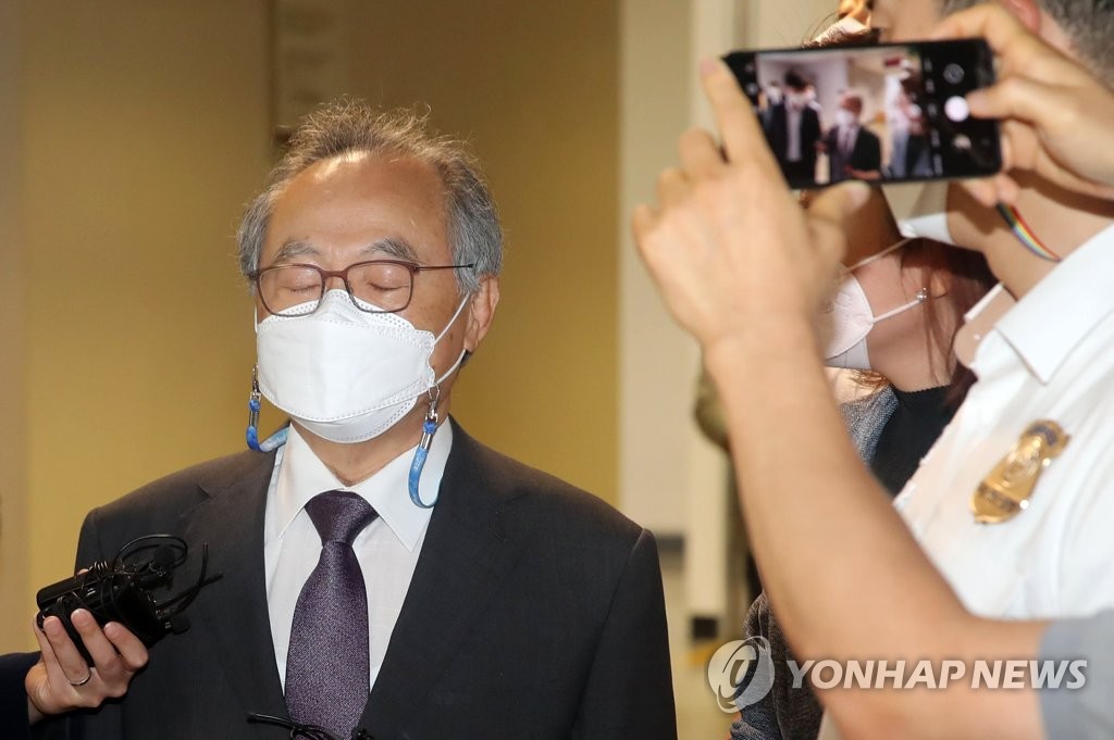 '권력형 성폭력' 오거돈 징역 3년…기습추행·치매변명 안통했다(종합3보)