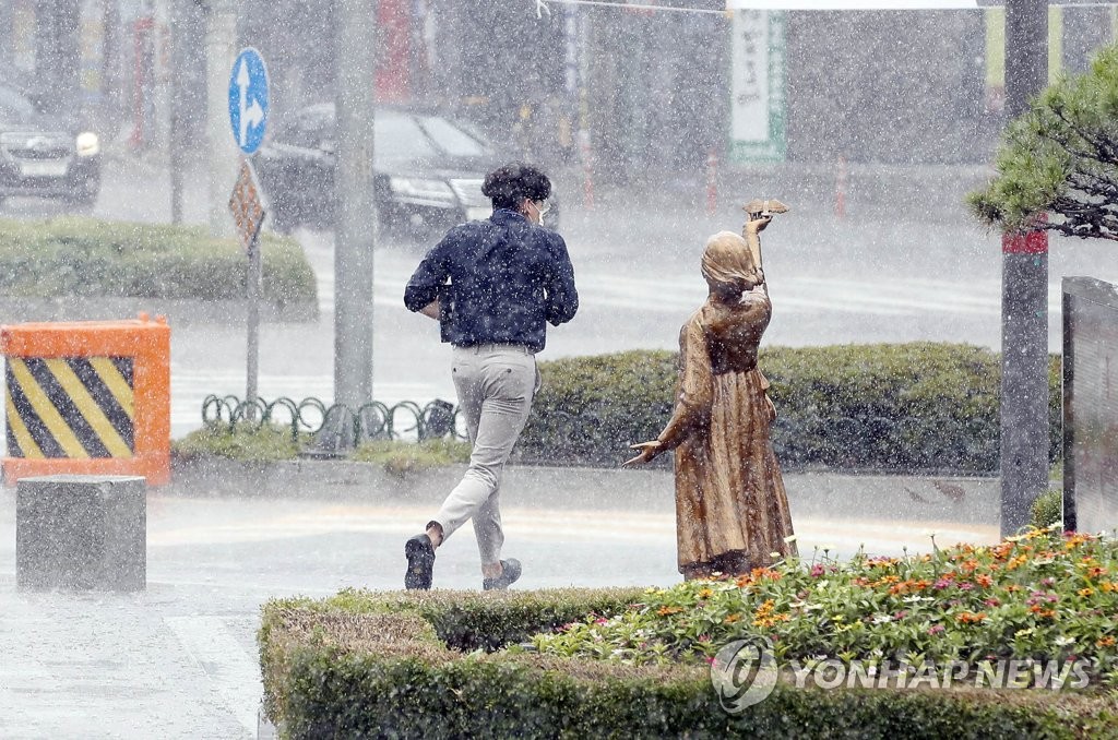 퍼붓더니 쨍 '오락가락' 소나기…"작은 우산 늘 챙기세요"