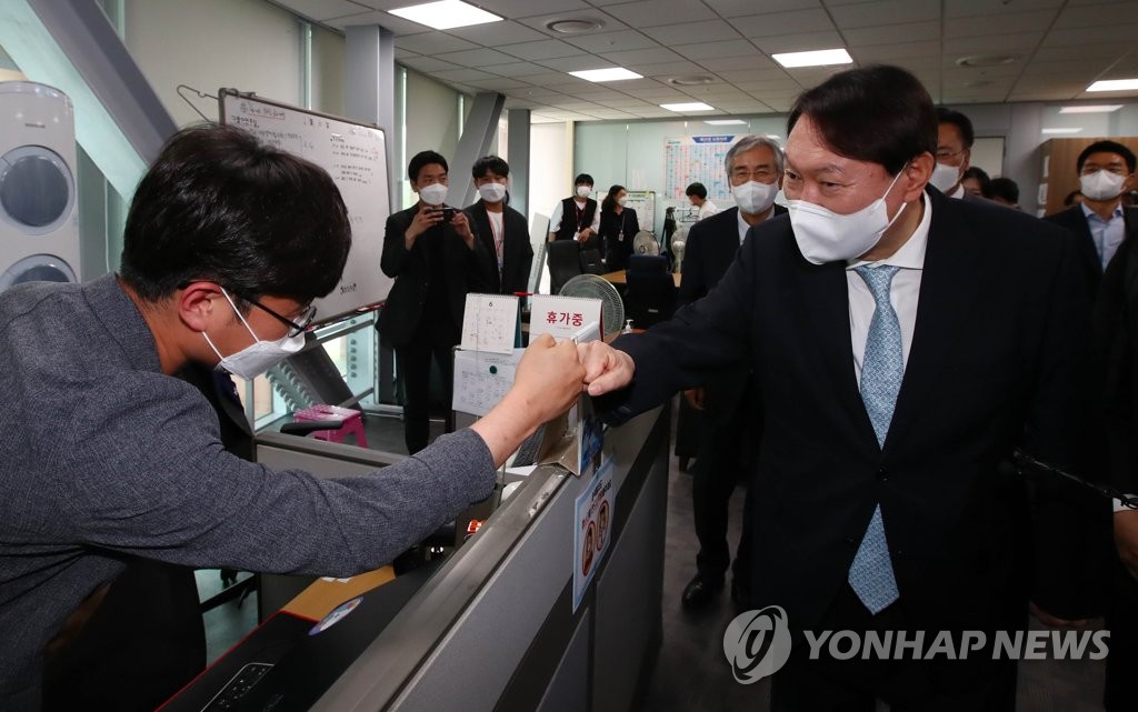 尹, '부인 소득출처' 여권 공세에 "특별한 입장 없다"