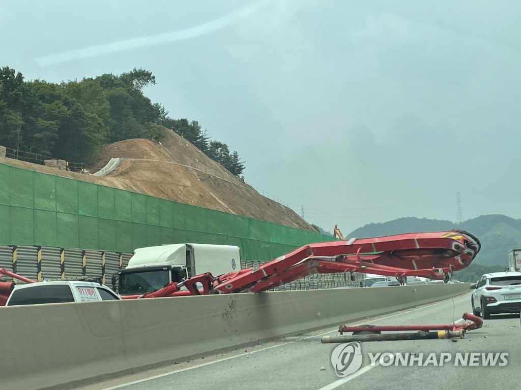 서울양양고속도로 쉼터 공사 중 펌프카 넘어져 교통 마비(종합)