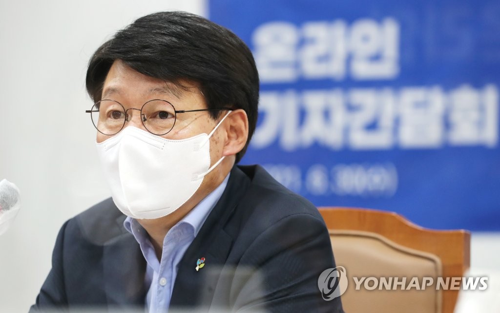 안경덕 노동장관 "5인 미만 사업장 근로기준법 적용 검토할 때"(종합)