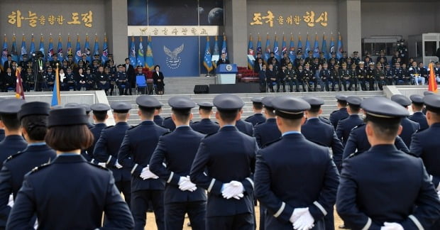 공군사관학교에서 실탄 140발이 사라져 군 당국이 수사에 착수한 사실이 뒤늦게 알려졌다. 사진은 지난해 청주 공군사관학교 졸업 및 임관식. /사진=연합뉴스