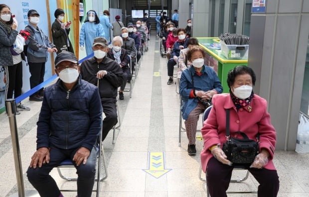 서울 송파구 예방접종센터에서 어르신들이 백신 접종을 위해 대기하고 있다. /사진=연합뉴스