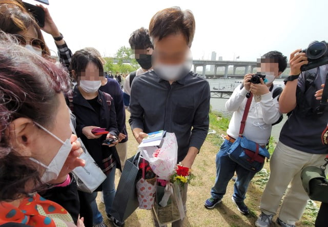 지난 어버이날 손 씨 부친이 한강 공원을 찾은 시민들의 선물을 받고 있다. /사진=연합뉴스