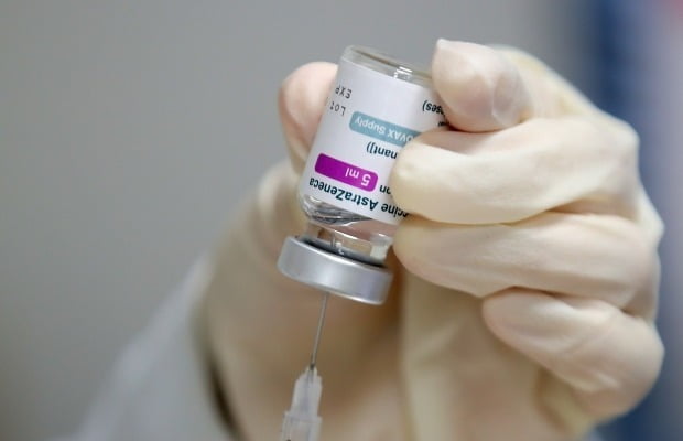 부산에서 아스트라제네카(AZ) 잔여 백신을 접종한 50대 남성이 접종 9일 만에 사망했다. 사진은 아스트라제네카 백신. /사진=연합뉴스