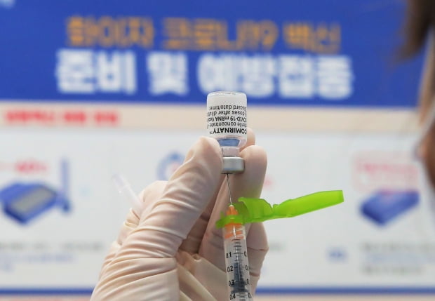지난달 25일 오전 서울 도봉구 시립창동청소년센터에 마련된 백신접종센터에서 관계자가 화이자 백신을 준비하고 있다. 사진=연합뉴스