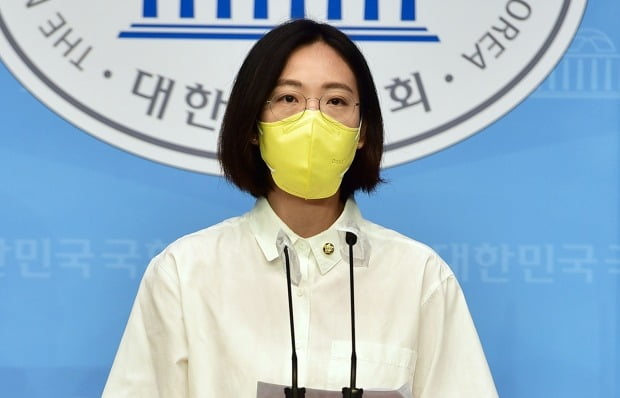 장혜영 정의당 의원이 이준석 국민의힘 신임 당대표에게 축사 인사를 전하면서 '능력주의'의 위험성을 경계하자는 메시지를 보냈다. /사진=연합뉴스