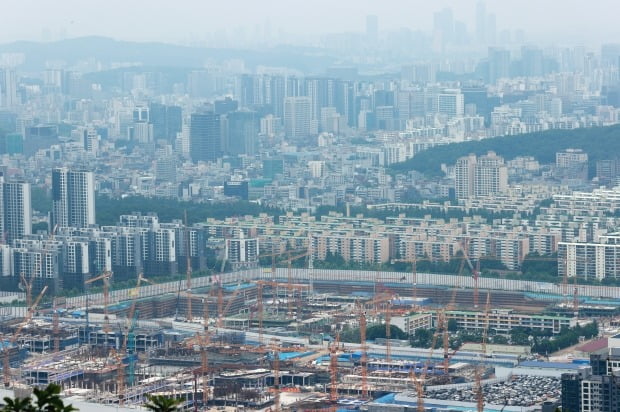 서울 대모산 전망대에서 바라본 강남구 개포동 일대 재건축 단지와 아파트. /연합뉴스