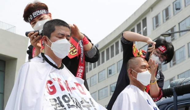 더불어민주당 김포시(갑) 김주영 의원(오른쪽)과 김포시(을) 박상혁 의원이 지난 2일 세종시 정부세종청사 국토교통부 앞에서 'GTX-D 원안사수!' 김포-하남 노선 반영과 서울 5호선 김포 연장을 촉구하는 집회에서 삭발하고 있다. /연합뉴스