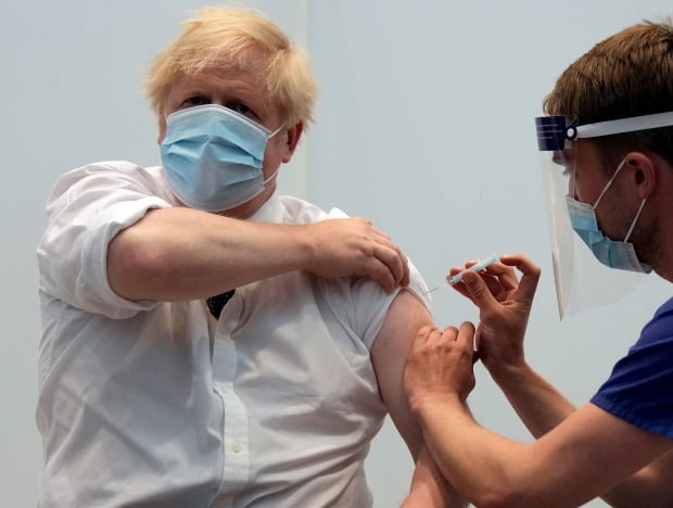 보리스 존슨 영국 총리가 3일(현지시간) 런던의 프랜시스 크릭 연구소에서 아스트라제네카(AZ)의 신종코로나바이러스감염증(코로나19) 백신 2차 접종을 받고 있다. 사진=연합뉴스