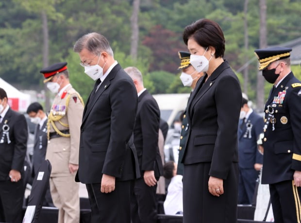 문재인 대통령과 부인 김정숙 여사가 6일 오전 서울시 동작구 국립서울현충원에서 열린 제66회 현충일 추념식에 참석, 추모 묵념을 하고 있다.(사진=연합뉴스)