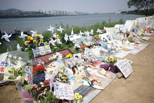 한강에서 실종된 후 사망한 채 발견된 손씨 추모현장. /사진=연합뉴스