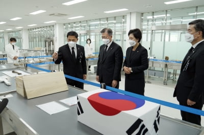 문대통령, 유해발굴감식단 방문 "미발굴 전사자 끝까지 찾아야"