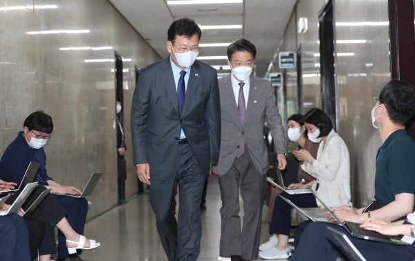 더불어민주당 송영길 대표(왼쪽)가 8일 서울 여의도 국회에서 긴급 비공개 최고위원회의를 주재하기위해 김영호 비서실장과 함께 대표실로 향하고 있다. 사진=연합뉴스