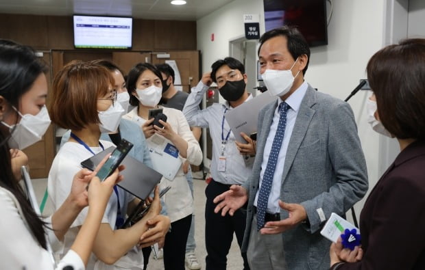 부동산 불법거래 의혹 해명하는 우상호 민주당 의원 / 사진=연합뉴스