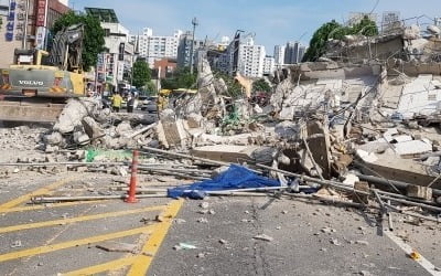 [속보] '건물 붕괴' 버스 1대·승용차 2대 매몰…3명 구조