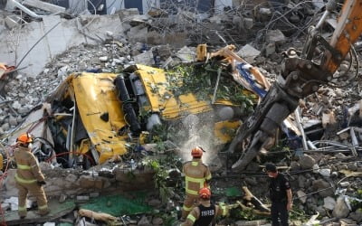 [속보] 광주 건물 붕괴 매몰자 14명으로 늘어…5명 사망·8명 구조