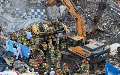 [속보] 광주 건물 붕괴 매몰자 17명까지 늘어…9명 사망