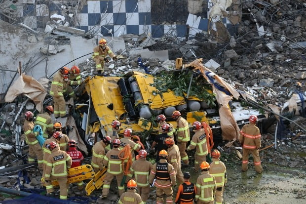 9일 오후 광주 동구 학동의 한 철거 작업 중이던 건물이 붕괴, 도로 위로 건물 잔해가 쏟아져 시내버스 등이 매몰됐다. /사진=연합뉴스