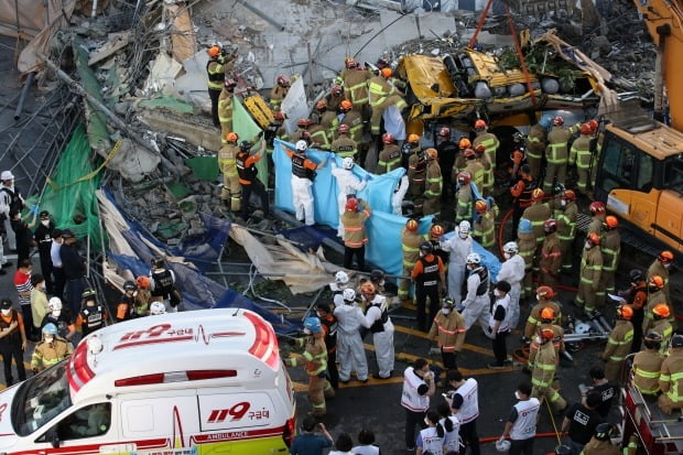 9일 오후 광주 동구 학동의 한 철거 작업 중이던 건물이 붕괴돼 시내버스가 매몰됐다. 이 사고로 9명이 숨지고, 8명은 중상을 입었다. /사진=연합뉴스