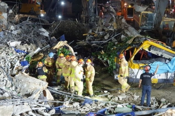 광주 건물 붕괴 사망자 9명, 버스 뒷자리서 발견…밤샘 수색 펼친다