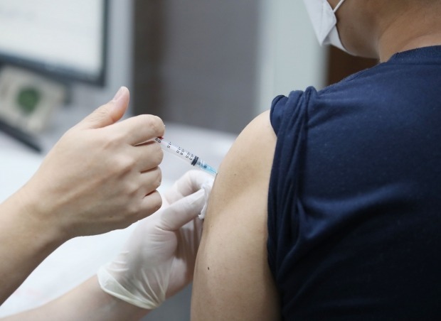 한 시민이 코로나19 백신을 접종받고 있다.(사진=연합뉴스)