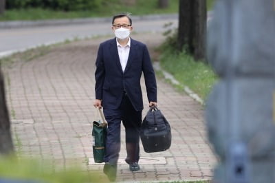 '뇌물수수 혐의' 김학의 석방…취재진 질문에 말없이 이동