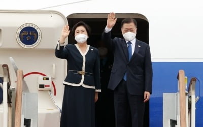 문대통령, G7정상회의 참석 위해 영국으로 출국