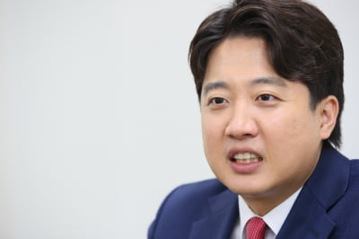 '노무현 장학금'에 입 뗀 이준석…"범여권, 희한한 이론 온라인에 뿌려"