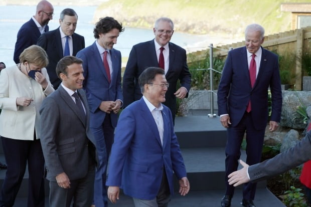 G7 정상과 기념촬영 마친 문 대통령 (사진=연합뉴스)