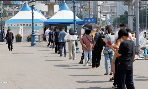 13일 오전 서울역 광장에 마련된 신종 코로나바이러스 감염증(코로나19) 임시선별검사소에서 시민들이 검사를 위해 대기하고 있다. 사진=연합뉴스