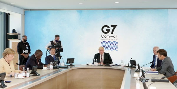 G7 정상회의 참석차 영국을 방문 중인 문재인 대통령이 13일(현지시간)  영국 콘월 카비스베이에서 열린 '기후변화 및 환경' 방안을 다룰 확대회의 3세션에 참석해 있다. 왼쪽부터 시계방향으로 독일 앙겔라 메르켈 총리, 남아공 시릴 라마포사 대통령, 문 대통령, 영국 보리스 존슨 총리, 미국 조 바이든 미국 대통령, 프랑스 에마뉘엘 마크롱 대통령. 사진=연합뉴스