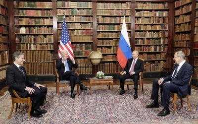 [속보] 로이터 "바이든·푸틴 대통령, 확대정상회담 시작"