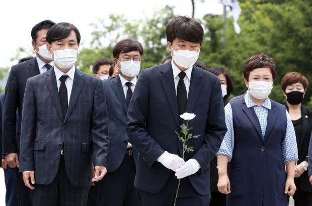 이준석 국민의힘 대표가 25일 오후 경남 김해시 진영읍 봉하마을 노무현 전 대통령 묘역을 참배하고 있다. /사진=연합뉴스