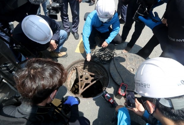  28일 오전 부산 사하구 한 조선소에서 유독가스를 마시고 2명이 숨진 것과 관련 경찰, 환경관리공단 등 유관기관이 합동감식을 벌이고 있다. /사진=연합뉴스