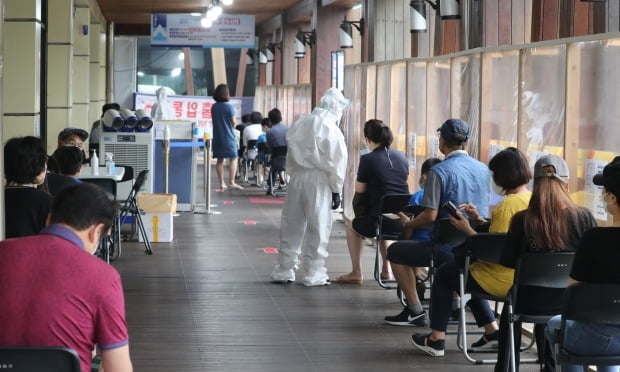 국내 신종 코로나바이러스 감염증(코로나19) 확산세가 거세지면서 30일 신규 확진자 수는 800명에 육박했다. 사진은 이날 서울시 송파구보건소 선별진료소 모습. /사진=연합뉴스