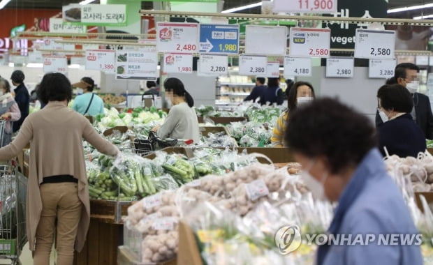 소비자물가 2.6%↑, 9년1개월만에 최고…석유류 23% 급등