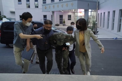 '부사관 성추행' 가해자 국방부 검찰단 압송…질문에 '묵묵부답'