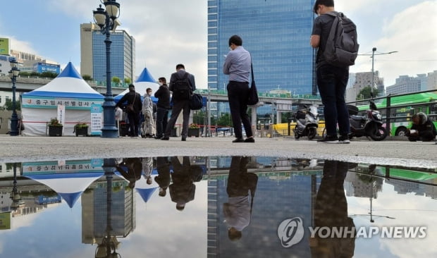 오늘 열흘만에 다시 700명대…전국 곳곳 감염불씨에 확산 우려