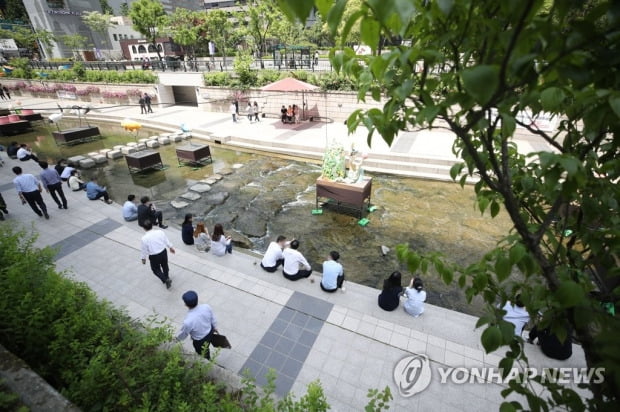 전국 맑고 일부 소나기…낮 최고 30도 더위